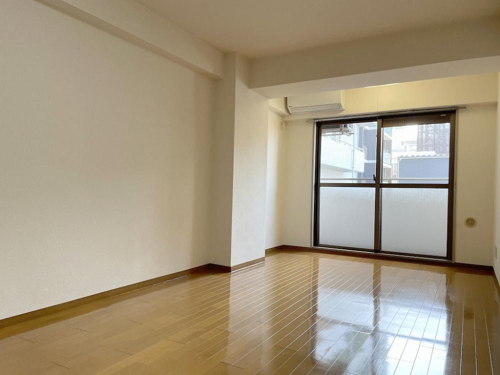 居室・リビング　広々10.3帖の洋室