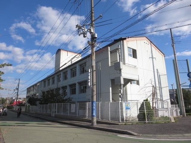 小学校　神戸市立西郷小学校（小学校）まで554m