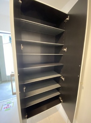 収納　お靴はこちらへ