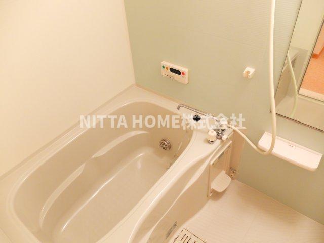 バス・シャワールーム　浴室乾燥機・追い焚き機能付き◎