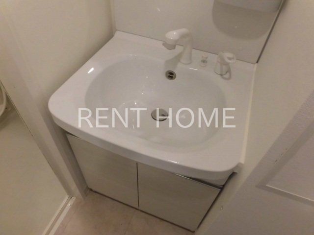 洗面設備　シャンプードレッサー付きの独立洗面台です。