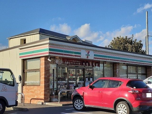 コンビニ　セブンイレブン下野下古山東店（コンビニ）まで700m