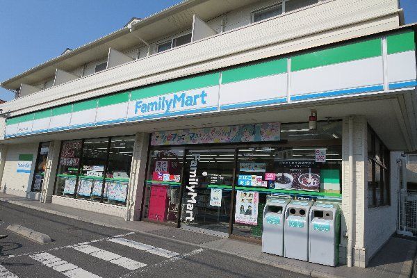 コンビニ　ファミリーマート（コンビニ）まで700m