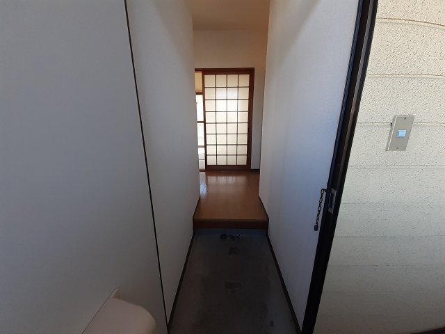 玄関　※過去の室内写真のため現況と異なる場合があります