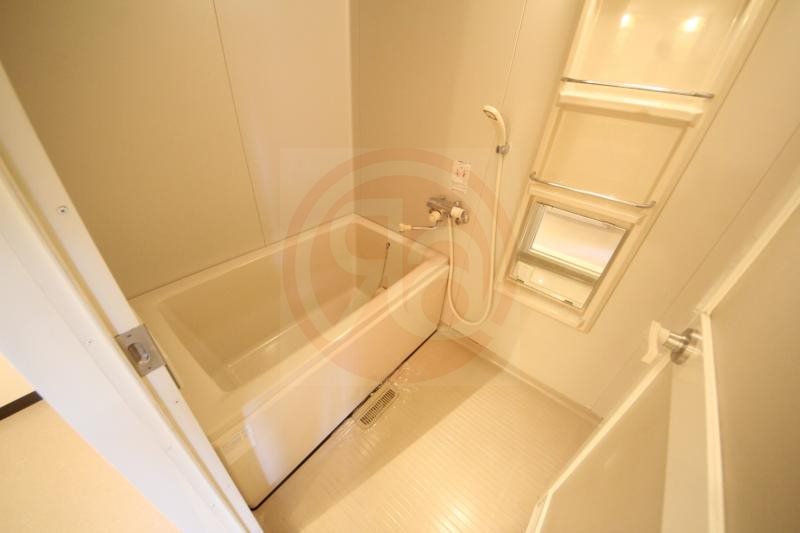 バス・シャワールーム　コンパクトで使いやすいお風呂です