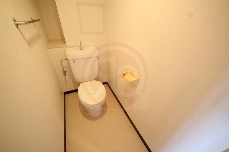 トイレ　落ち着いた色調のトイレです