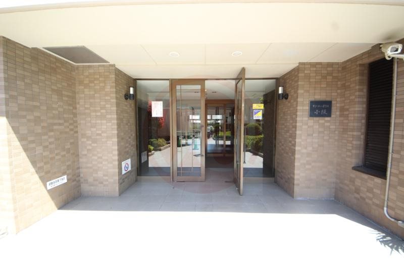 エントランス　落ち着いたエントランスです