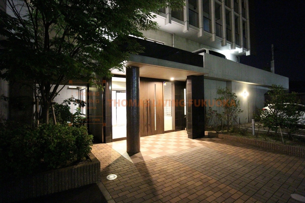 エントランス　夜でも明るいエントランスです。