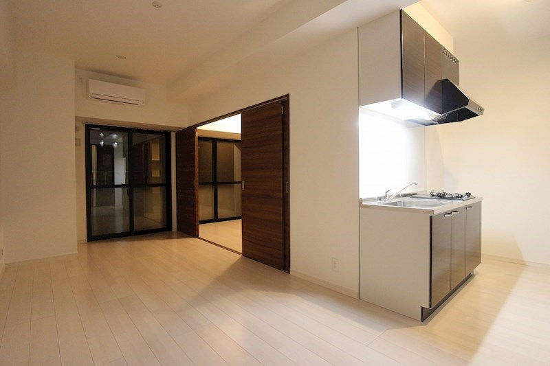 居室・リビング　縦長のリビングで家具の配置もし易いです。