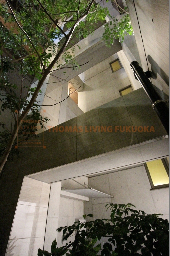 バルコニー　建物に吹き抜けを盛り込んだお洒落な物件です。