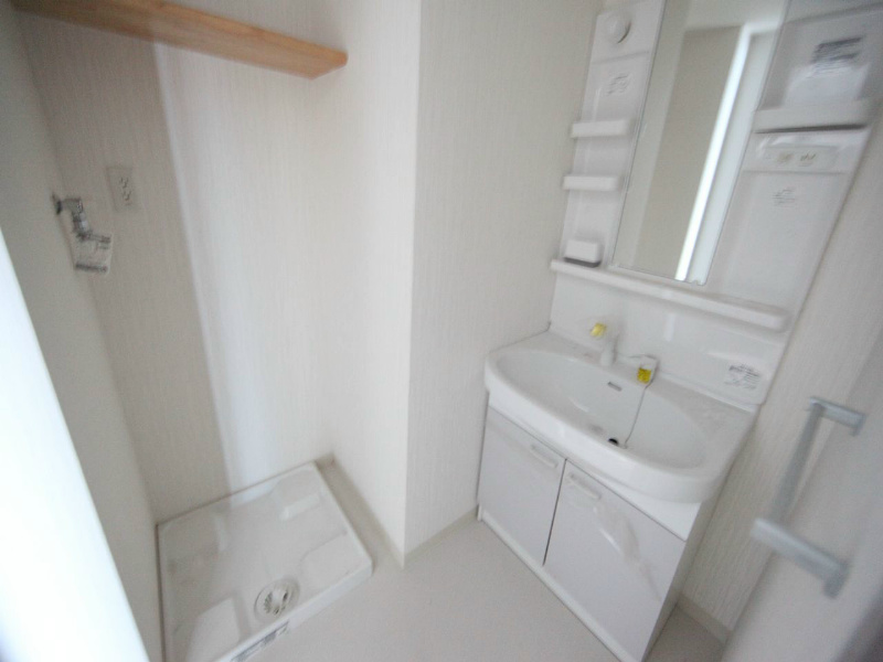 洗面設備　脱衣所　独立洗面台（シャンプードレッサー付）収納スペース有