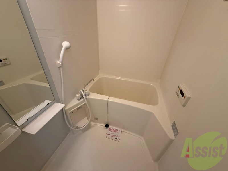 バス・シャワールーム　浴室は追い焚き機能、浴室乾燥機付きです。