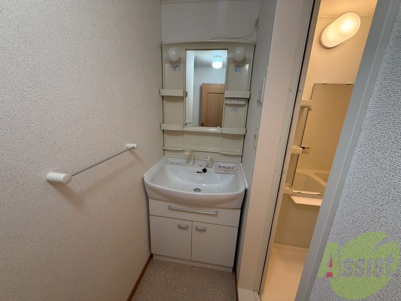 洗面設備　洗面台は独立洗面台です。毎日の身支度が楽しくなりそうですね。