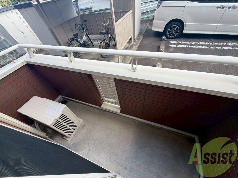 バルコニー　バルコニーはこちらです。長さも幅もちょうどいい広さですね。