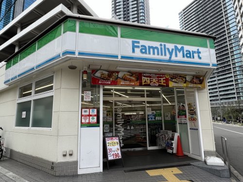 コンビニ　ファミリーマート 中津三丁目店（コンビニ）まで132m