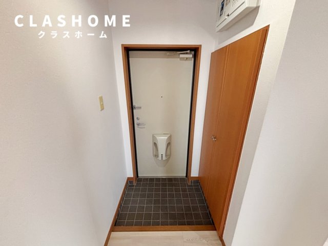 玄関　同物件の別部屋になります。
