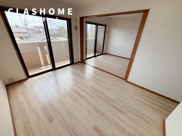 居室・リビング　同物件の別部屋になります。