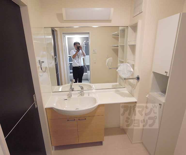 洗面設備　ホテルのような広い洗面台。