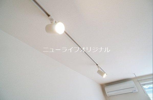 その他設備　空間を演出するダクトレール照明