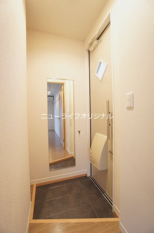 玄関　身だしなみチェックに便利な全身ミラー付きの玄関