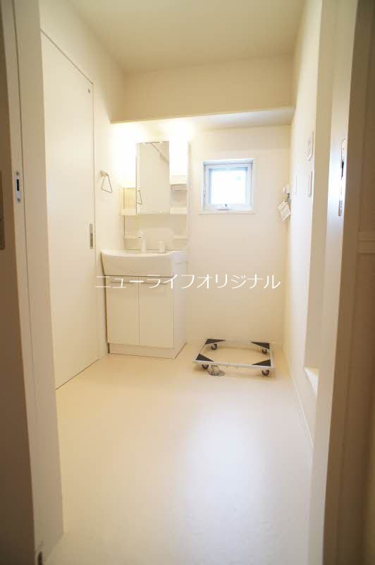 洗面設備　洗濯機置場もスペースが確保されており、使いやすい洗面室です