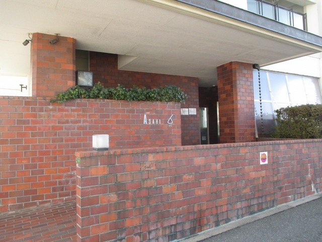 エントランス　落ちついた外観にマッチしたエントランスです