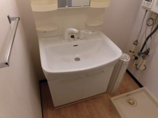 洗面設備　シンクの広い洗面台です。