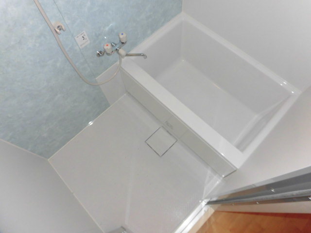 バス・シャワールーム　清潔感のあるお洒落なバスルームです。