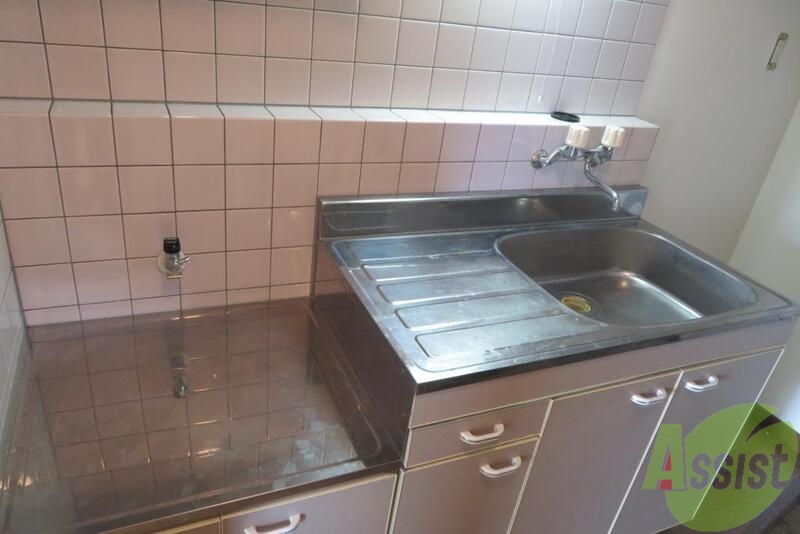 キッチン　キッチンは大きめでスペースがありますねー。