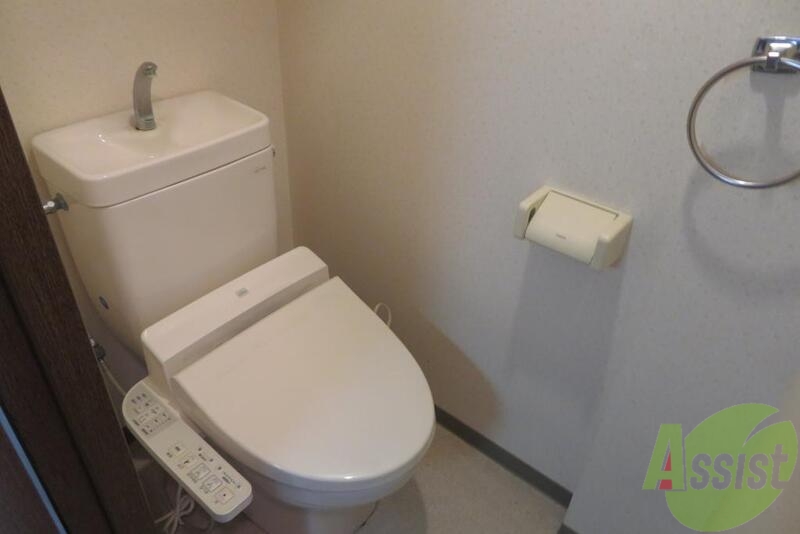 トイレ　トイレは温水洗浄も付き。これを喜ばれる方は多いです。