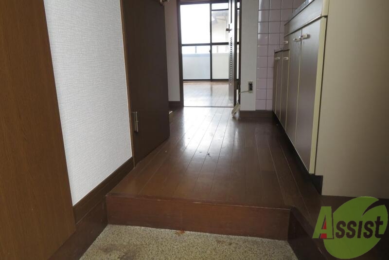 玄関　玄関からの一枚。全面フローリングで掃除もし易い。