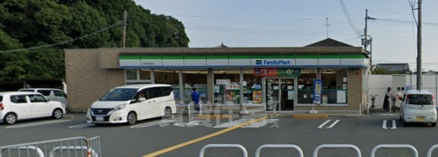 コンビニ　ファミリーマート　木津川相楽（コンビニ）まで1058m