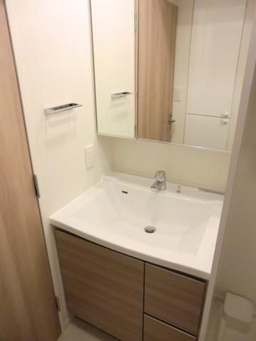 洗面設備　★便利な独立洗面台（シャンプードレッサー付）★