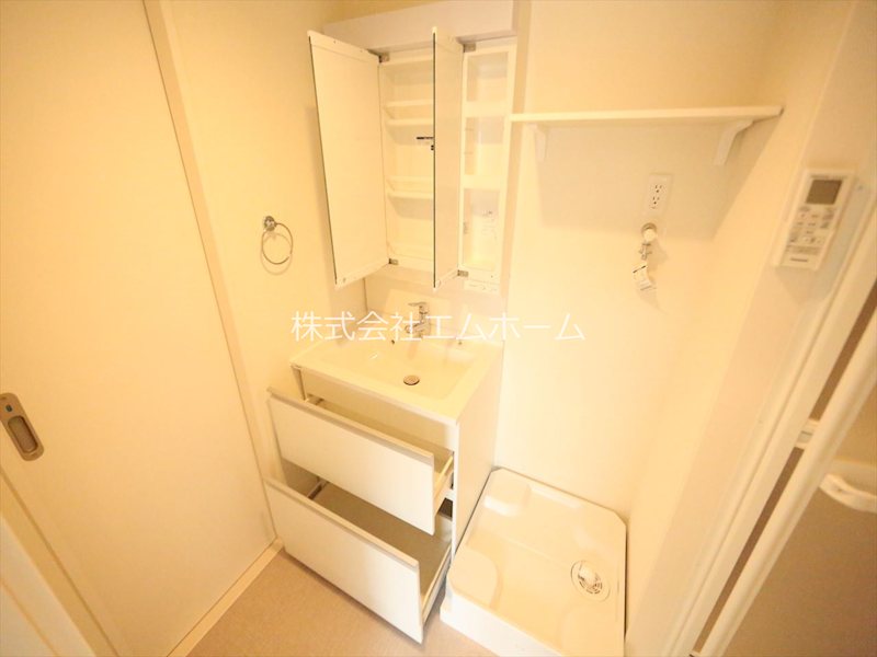 洗面設備　脱衣所　独立洗面台（シャンプードレッサー付）　同仕様写真