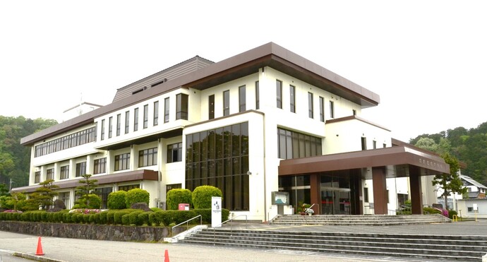 コンビニ　ファミリーマート 日高町岩中店（コンビニ）まで261m