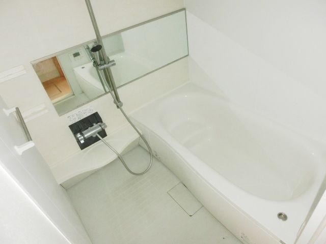 バス・シャワールーム　広々としたバスルームに大きな鏡もございます