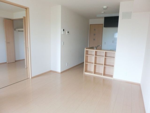 居室・リビング　間仕切りを開ける事により開放的な空間なリビング