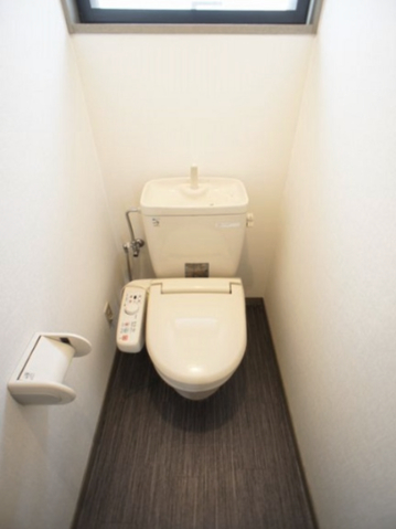 トイレ　温水洗浄暖房便座機能付きです♪