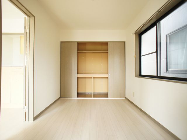 収納　充実収納付きの北側洋間です♪