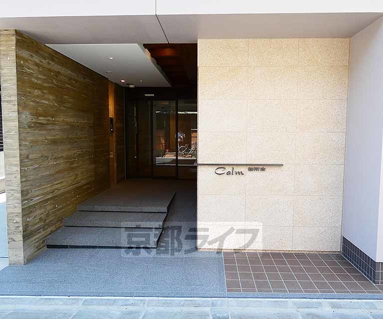 エントランス　段差の少ないバリアフリーなエントランスです。