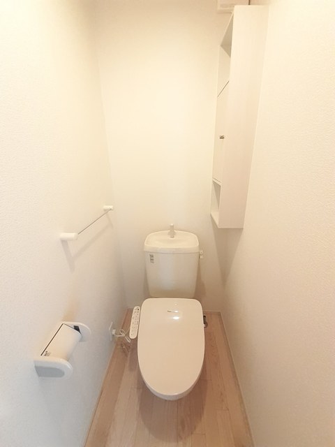トイレ　※写真は同シリーズ類似物件を含む為現況優先とさせて頂きます