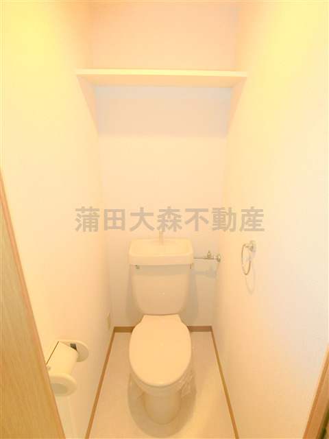 トイレ　棚付きのトイレ