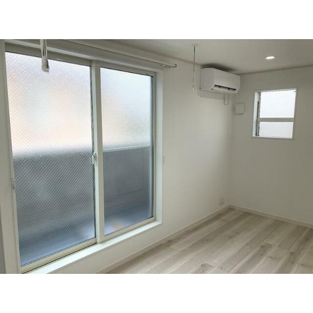 居室・リビング　白が基調の明るい室内！広々！