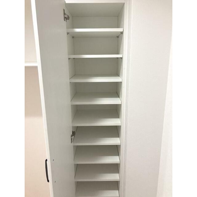 玄関　シューズボックスは棚の高さが調節可能でブーツも置けます！室内