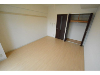 居室・リビング　エアコン付きで快適に過ごせます♪