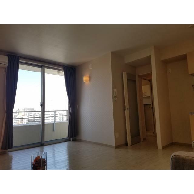 その他部屋・スペース　居室の採光も天井高程あるので明るい居室