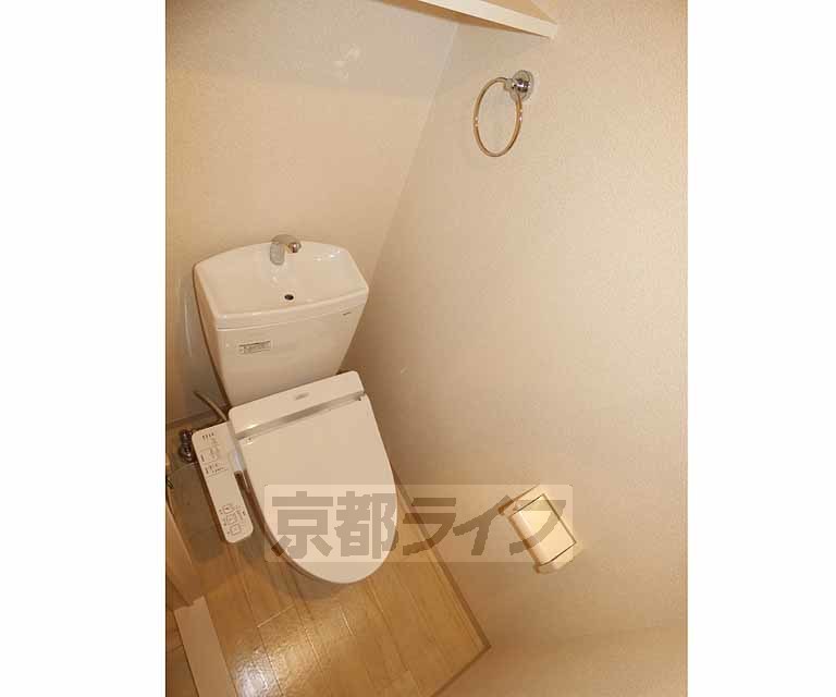 トイレ　ウォシュレット完備。