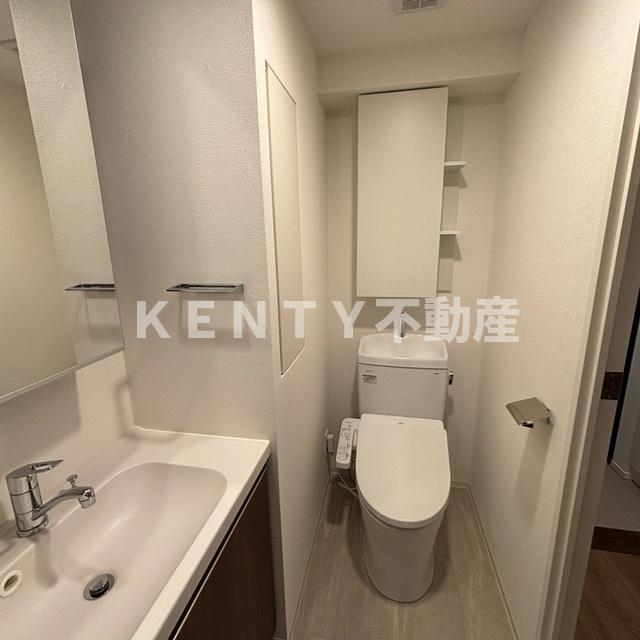 トイレ　落ち着いた色調のトイレです