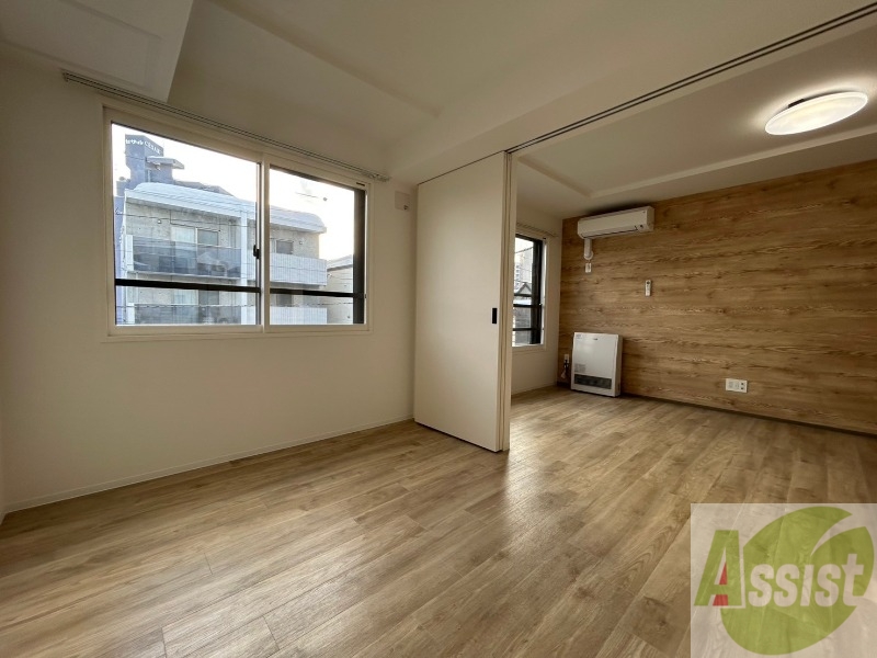 その他部屋・スペース　広々したリビングで快適にくつろげそうです。