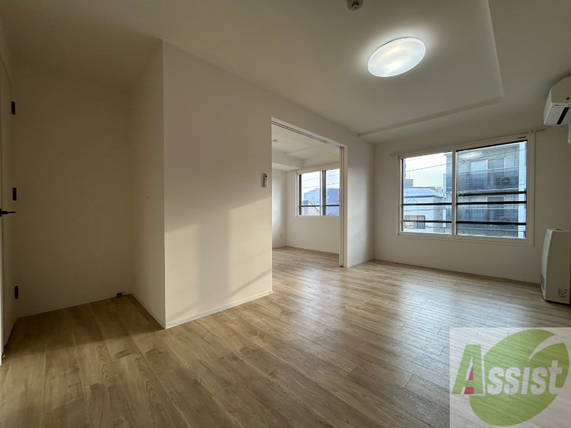 居室・リビング　日当たりが良くて心地よく過ごせそうなお部屋です。